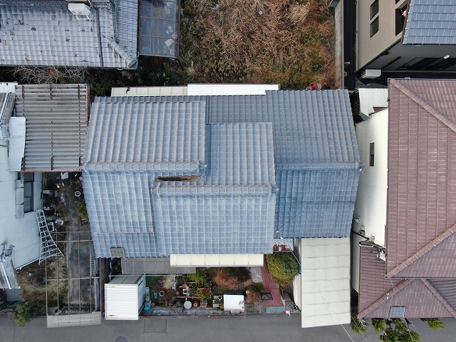 近づいてみると２階屋根の真ん中に黒いものを発見